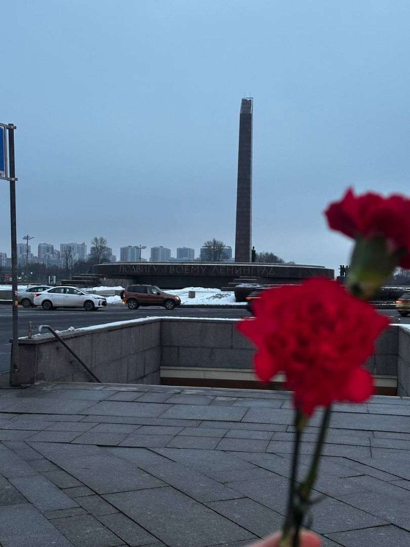 Студенты института народов Севера посетили памятник героическим защитникам Ленинграда