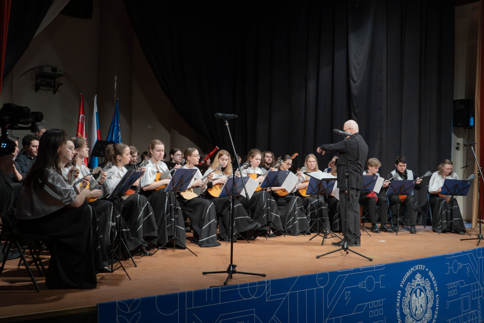 Молодежный оркестр «Серебряные струны» Герценовского университета дал концерт для гостей ПМОФ-2026