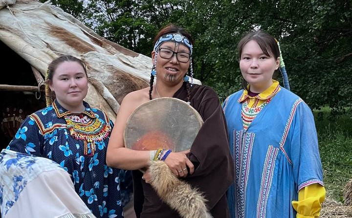 Ассистент кафедры палеоазиатских языков, фольклора и литературы Туре Зоя Геннадьевна и студентки института народов Севера Нахрачёва Анна и Лещук Анастасия приняли участие в историческом фестивале "Времена и эпохи"