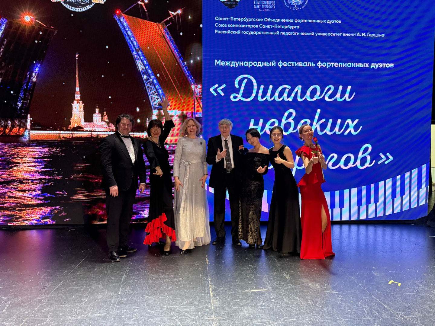 «Диалоги невских берегов»: в Новгородской филармонии им. А. С. Аренского прошла встреча со звездами фортепианного дуэта