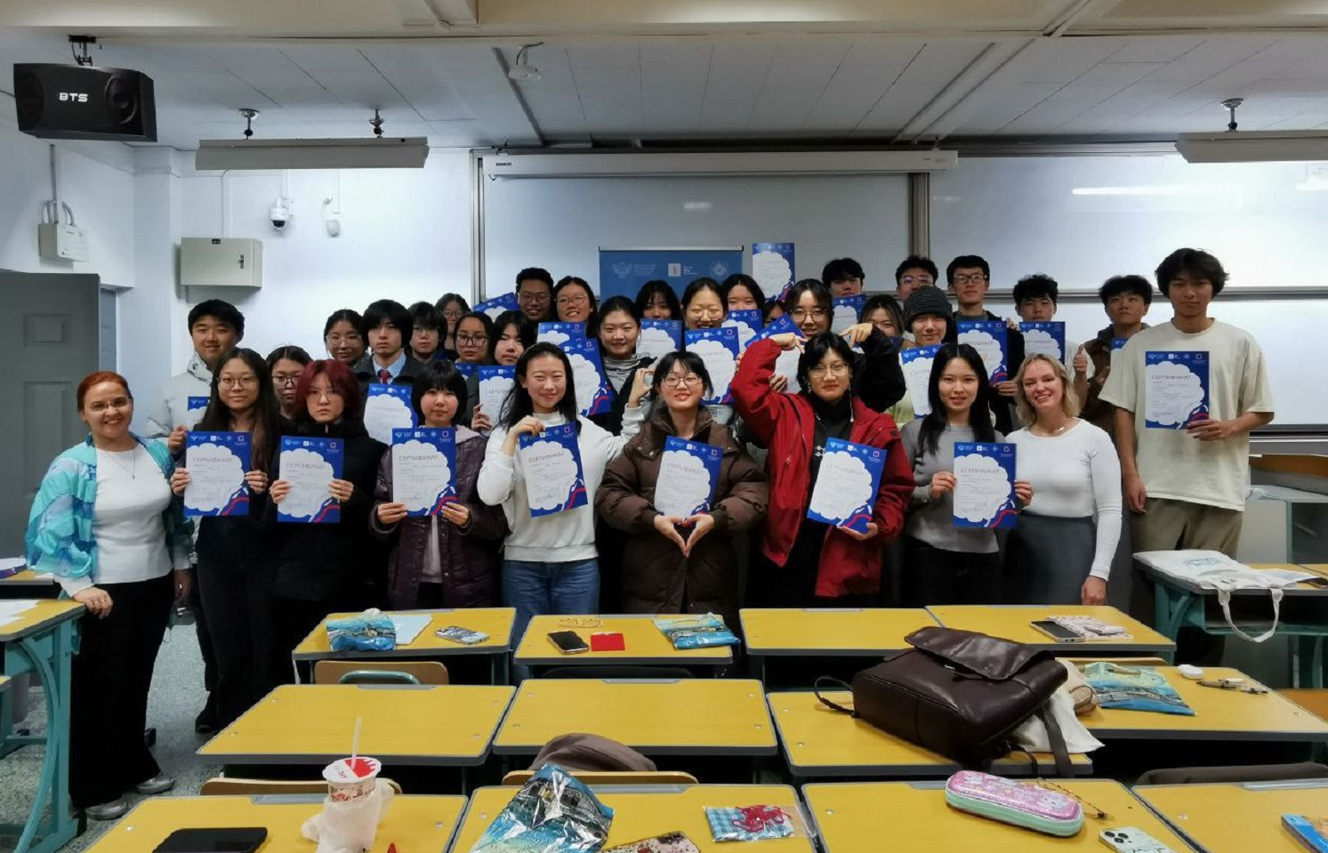 В Пекинском университете международного образования прошла церемония вручения сертификатов слушателям курсов
