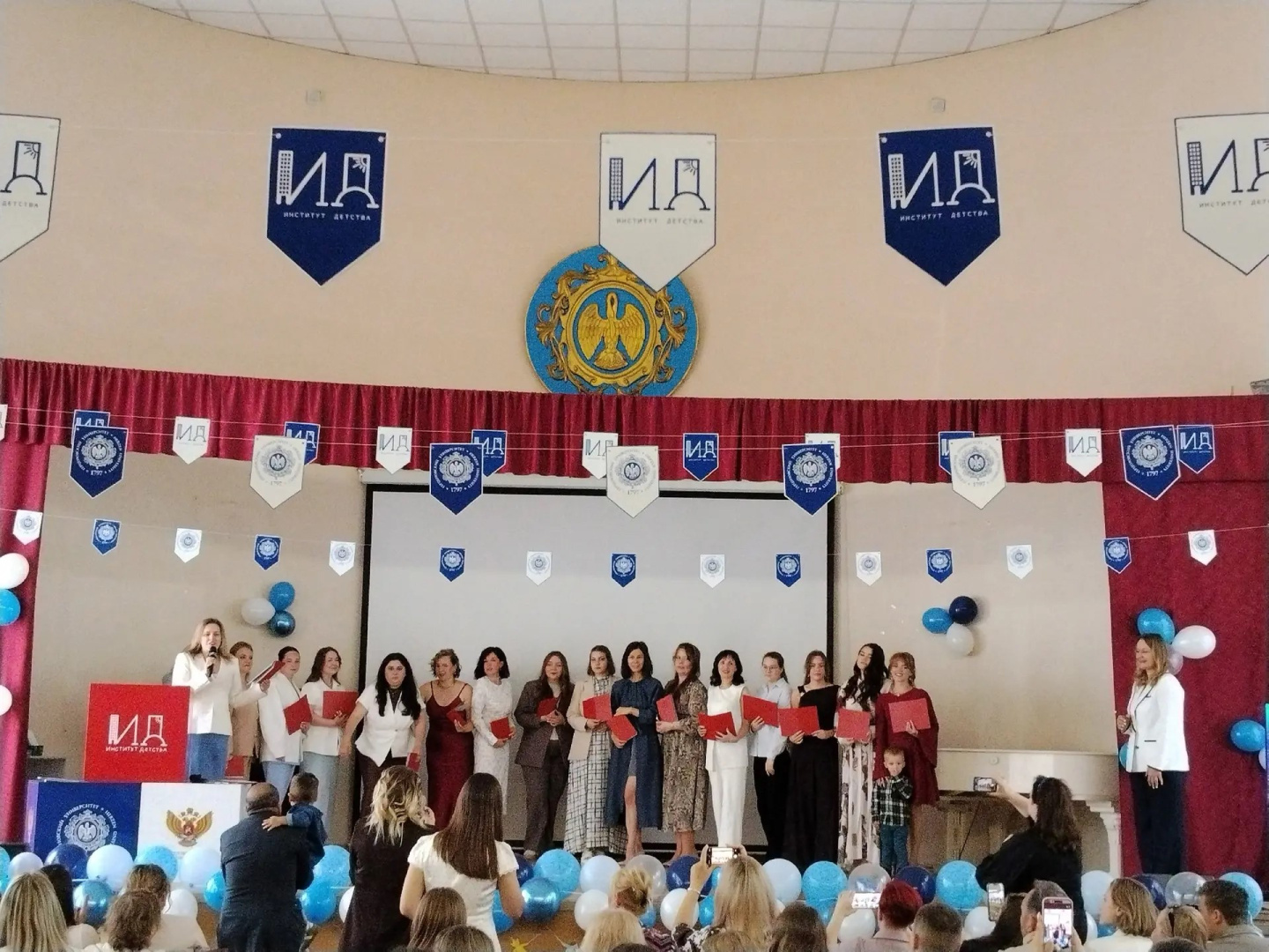 Торжественная церемония вручения дипломов выпускникам заочной формы обучения института детства