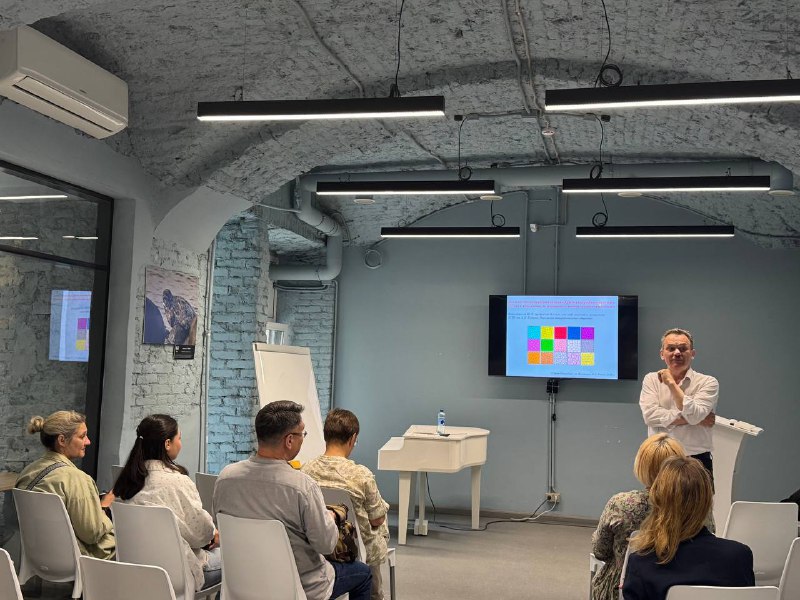 Орнаменты симметрии: как кристаллография помогает читать паркеты, обои и городские фасады