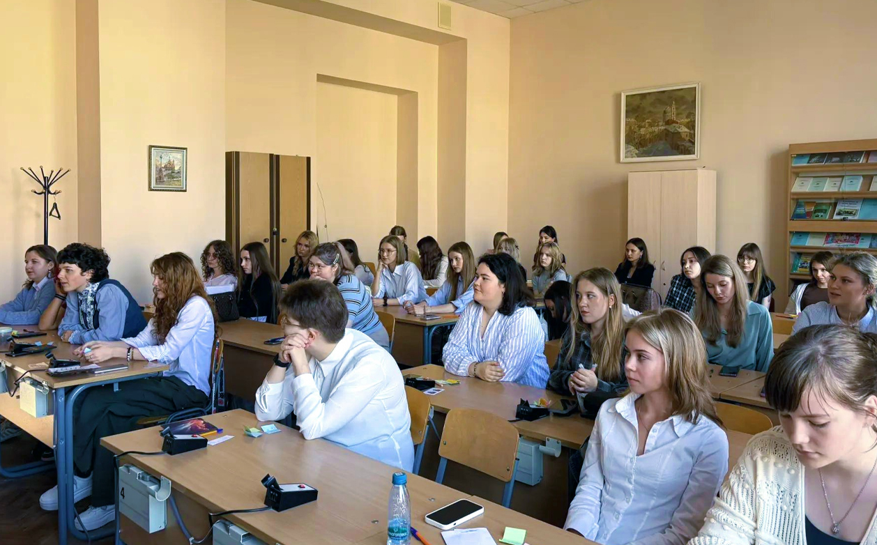 Учебный год для первокурсников кафедры сурдопедагогики РГПУ им. А.И. Герцена начался с кураторского часа