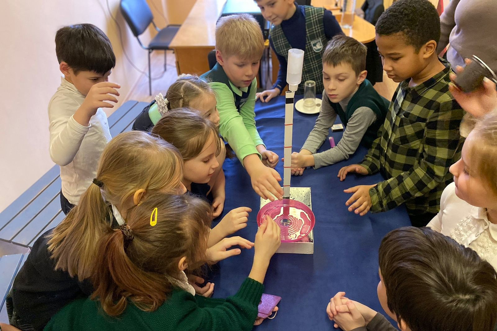 Веселый День науки для юных «учёных» школы № 552 г. Пушкин провели студенты института физики