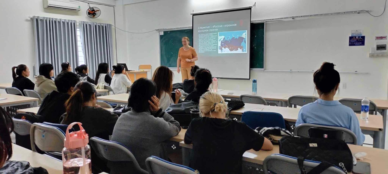 Открытая лекция "Россия и россияне" прошла в Институте иностранных языков при Данангском университете