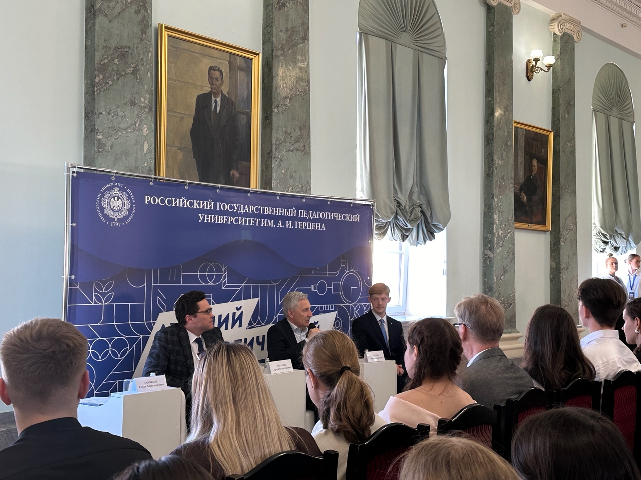 В Мраморном зале состоялась встреча ректора РГПУ им. А.И. Герцена С.В. Тарасова с первокурсниками, имеющими высокие достижения в учебе, творчестве и спорте