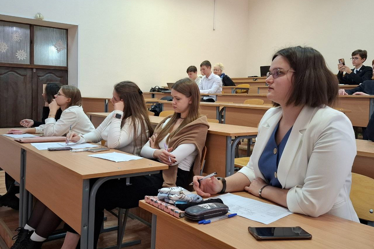 Институт физики стал одной из площадок проведения II-й Всероссийской научно-практической конференции «Юниоры науки»