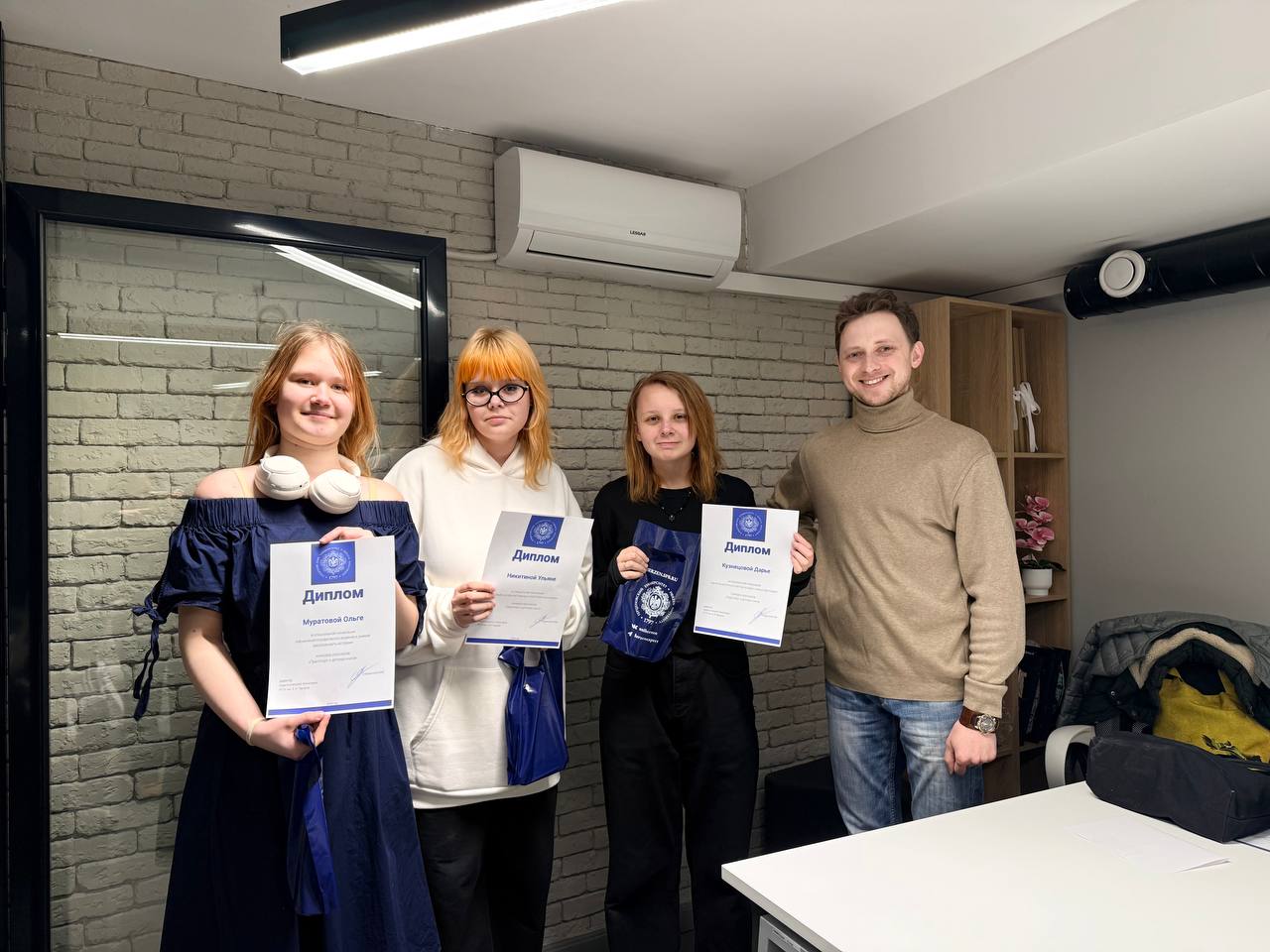 В гостиной кампуса наградили победителей конкурса сочинений по мотивам выставки "Транспорт и детская книга"