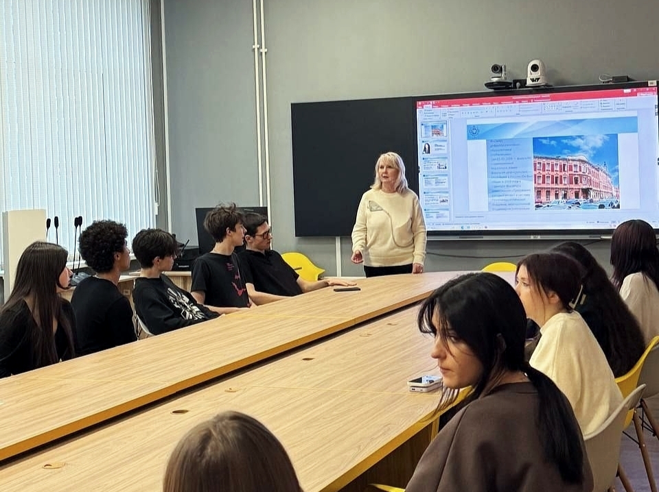 Сотрудники кафедры тифлопедагогики продолжили цикл профориентационных встреч с выпускниками школ