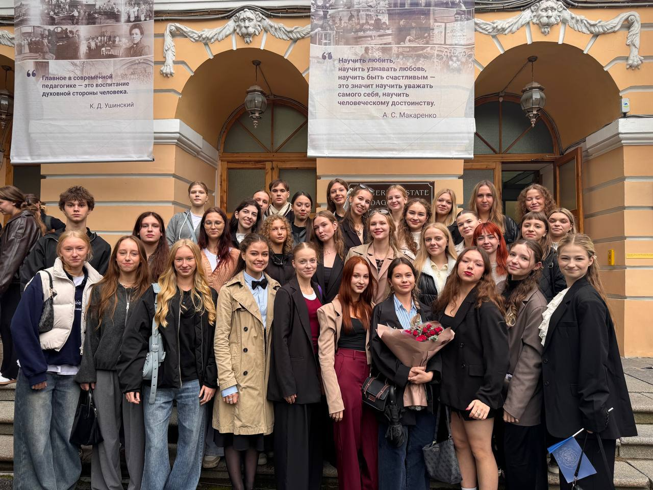 Первокурсники-хореографы и их куратор прогулялись по ночной Северной столице и посетили историческую территорию Университета