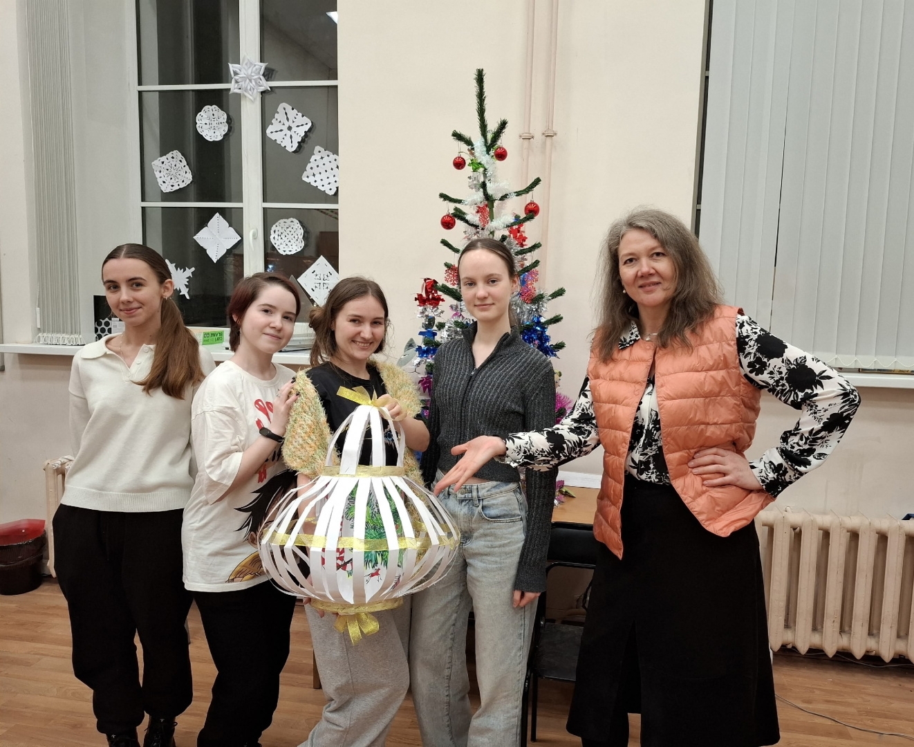 Студенты первого курса Института художественного образования приняли участие в творческой акции «Ёлочная игрушка»