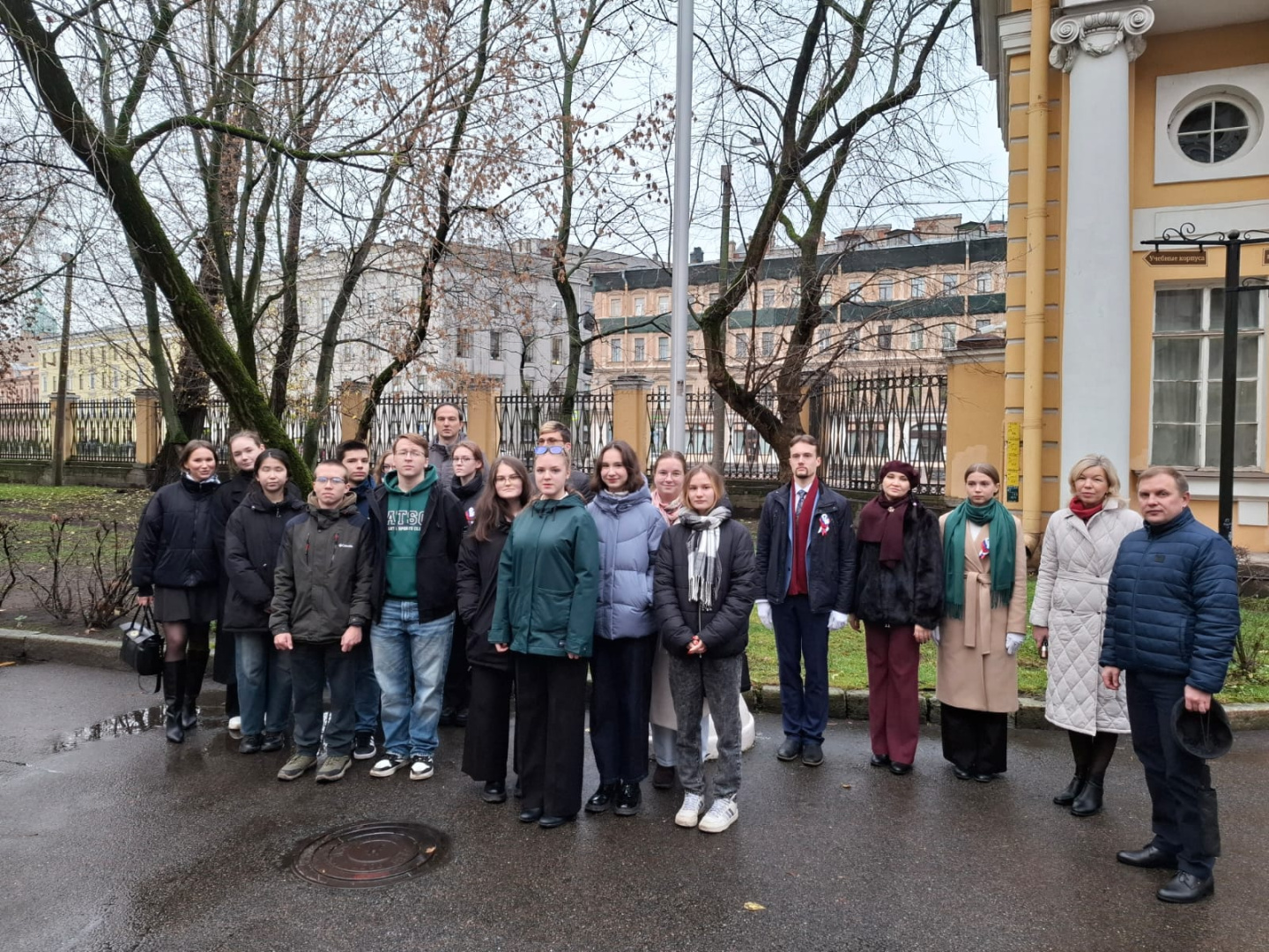 Традиционная торжественная церемония поднятия флага