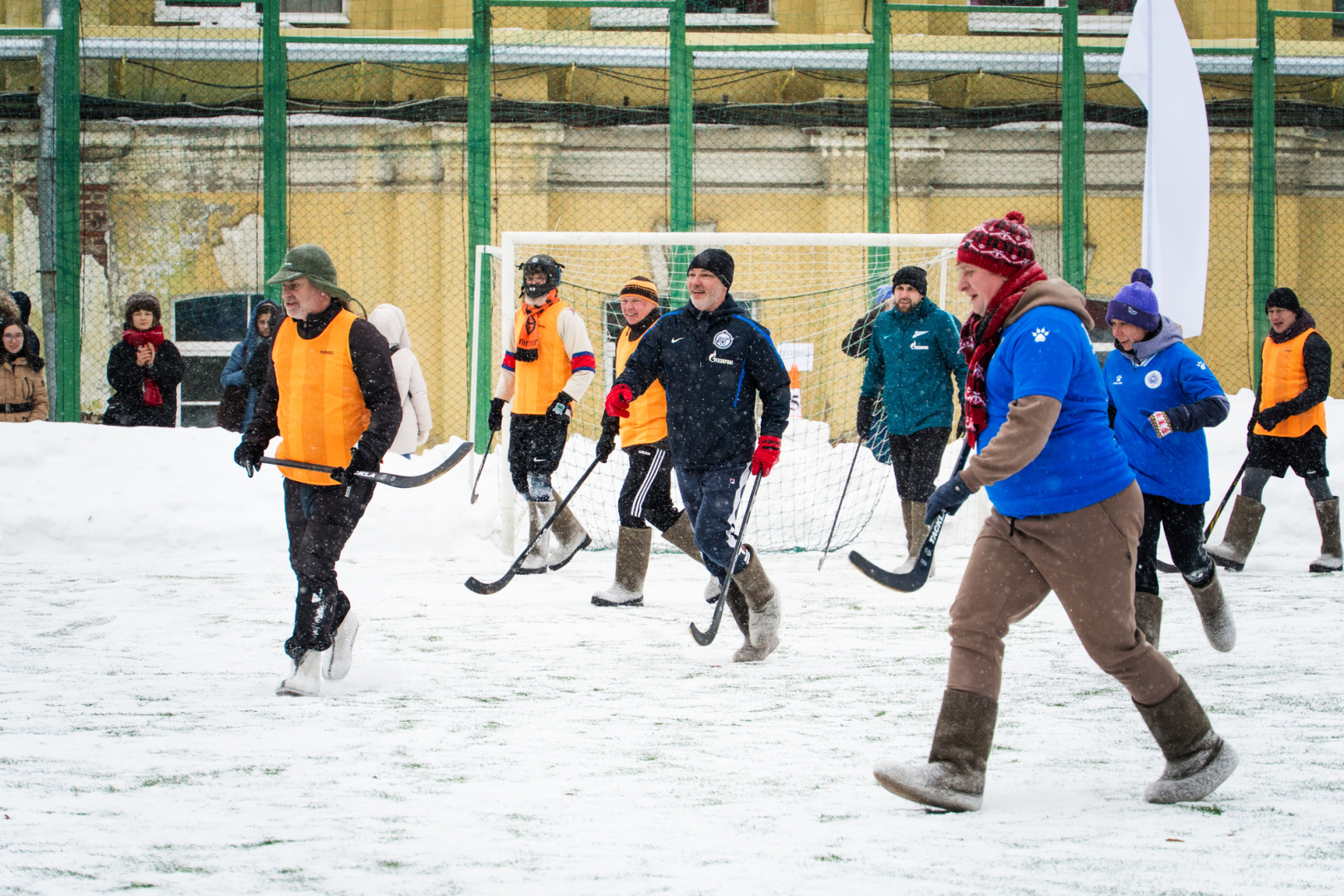 Хоккей в валенках объединил в Герценовском университете педагогов, студентов, депутатов и актеров
