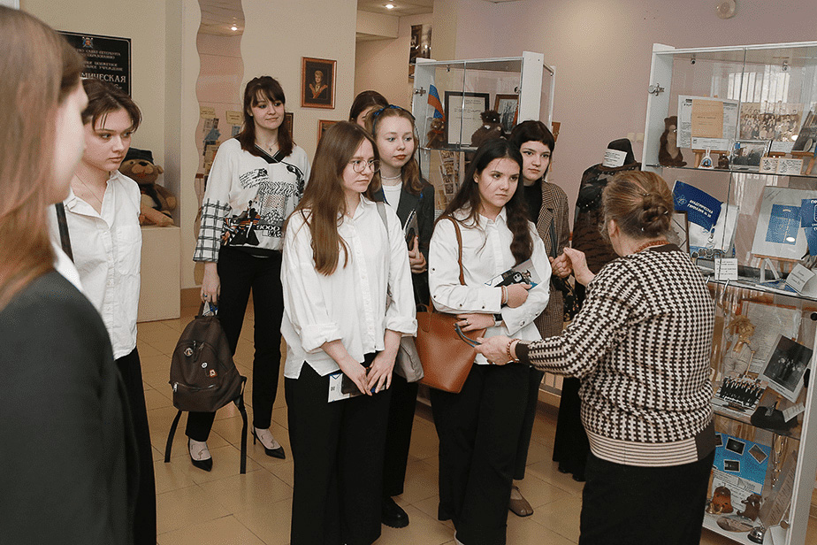 Будущие учителя физики проходят практику в Академической гимназии № 56