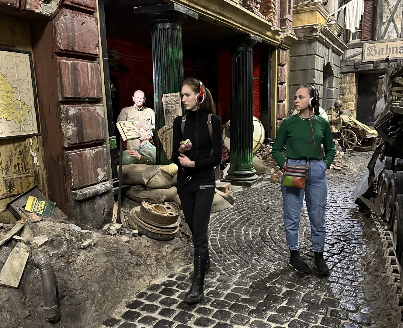 2 февраля 2024 года студенты и преподаватели юридического факультета вместе с представителями Герценовского университета посетили иммерсивную выставку "Пропавшие в кинохронике"