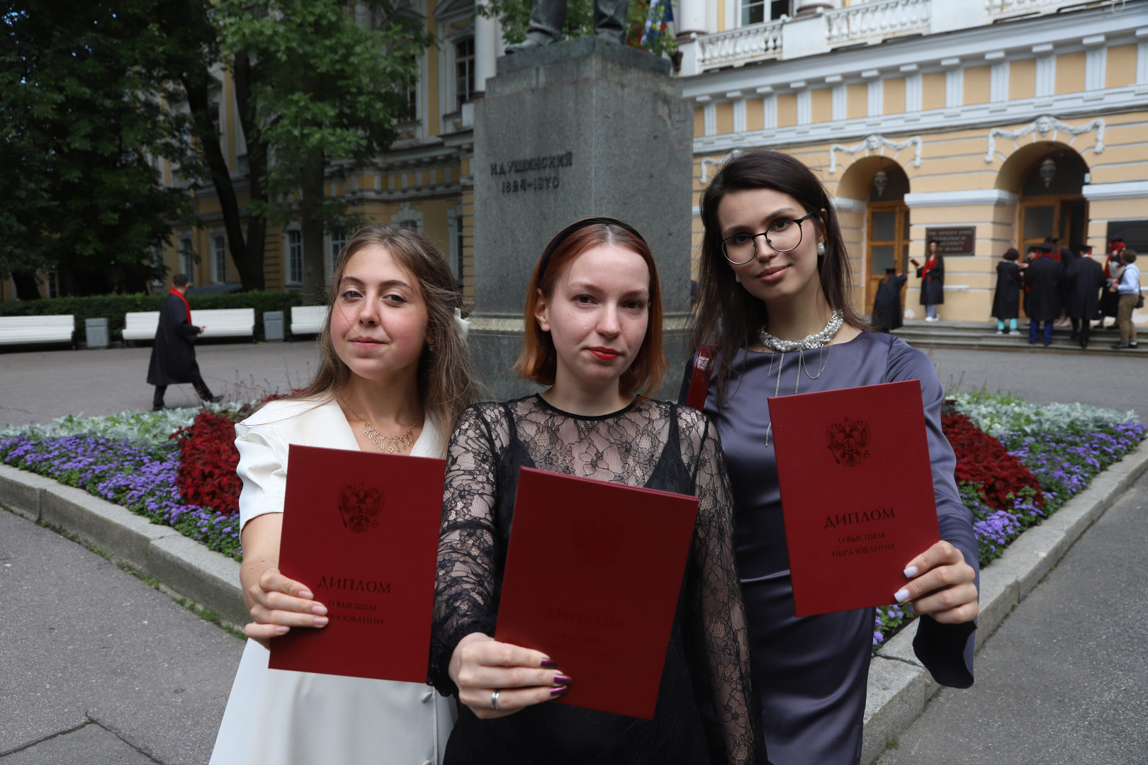 Продолжается вручение дипломов лучшим выпускникам