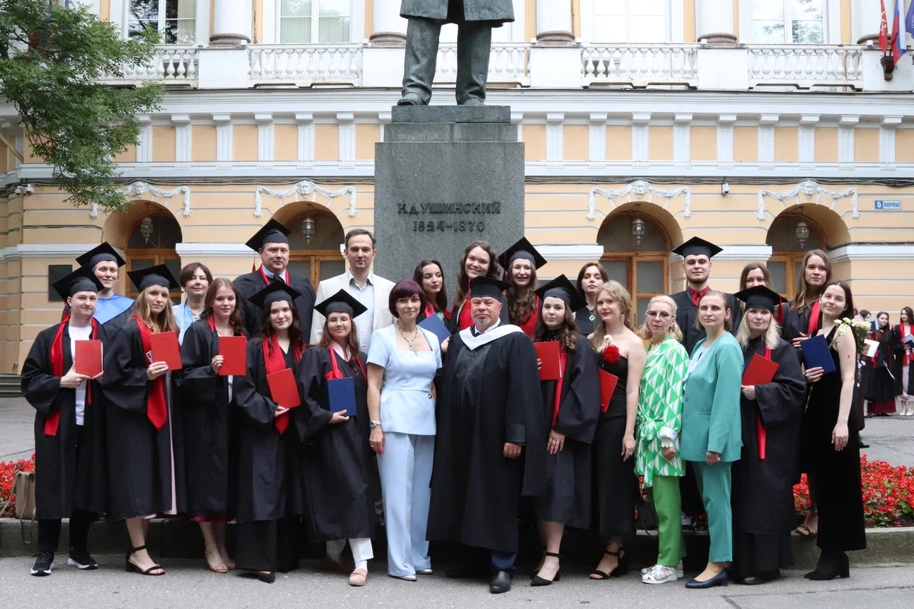 Торжественная церемония вручения дипломов выпускникам факультета!