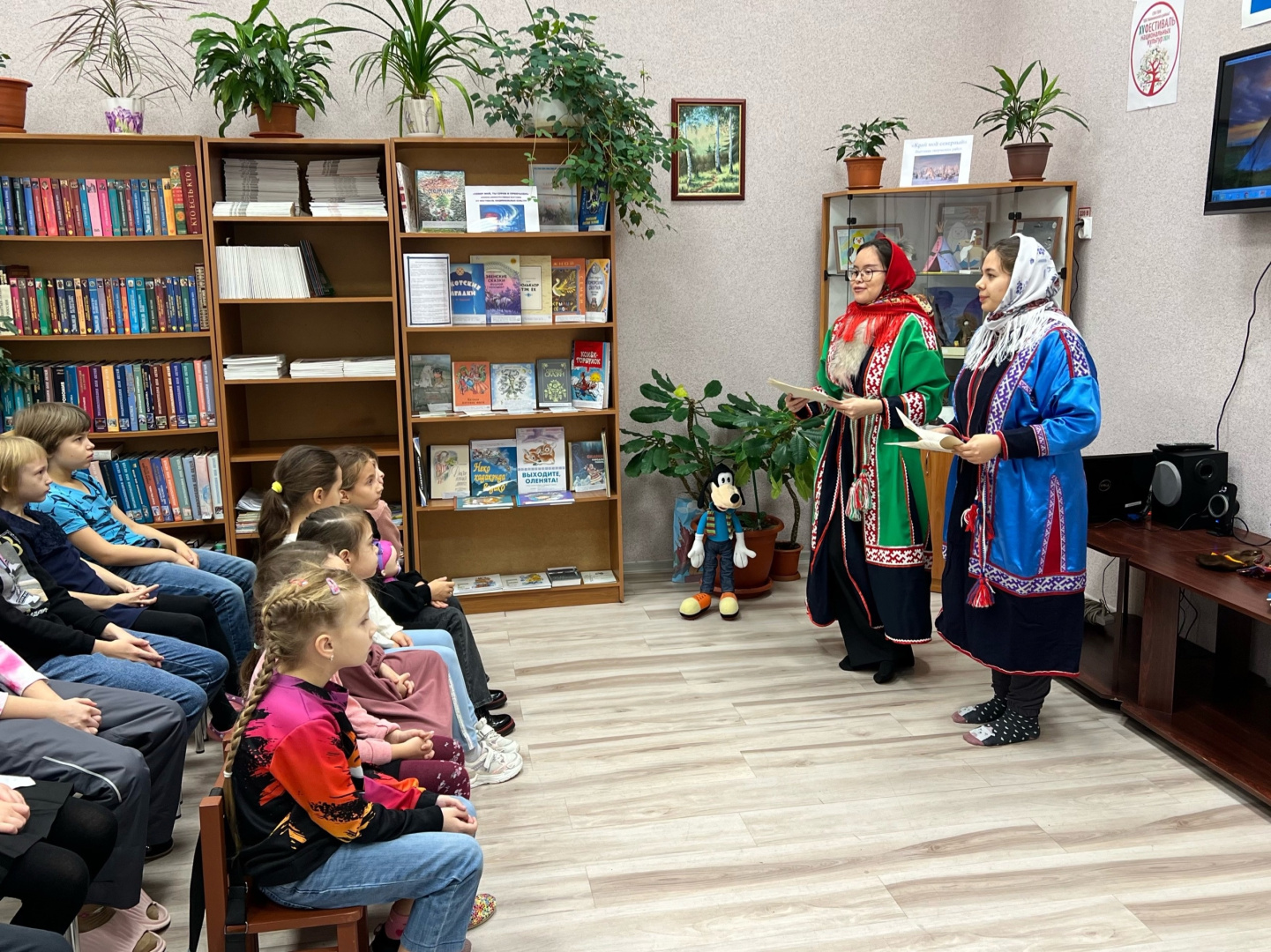 9 ноября 2024 года студенты Института народов Севера побывали в Библиотеке-филиале № 8 ЦБС Калининского района, где познакомили детей и их родителей с самым многочисленным из малочисленных народов КМНС – ненцами