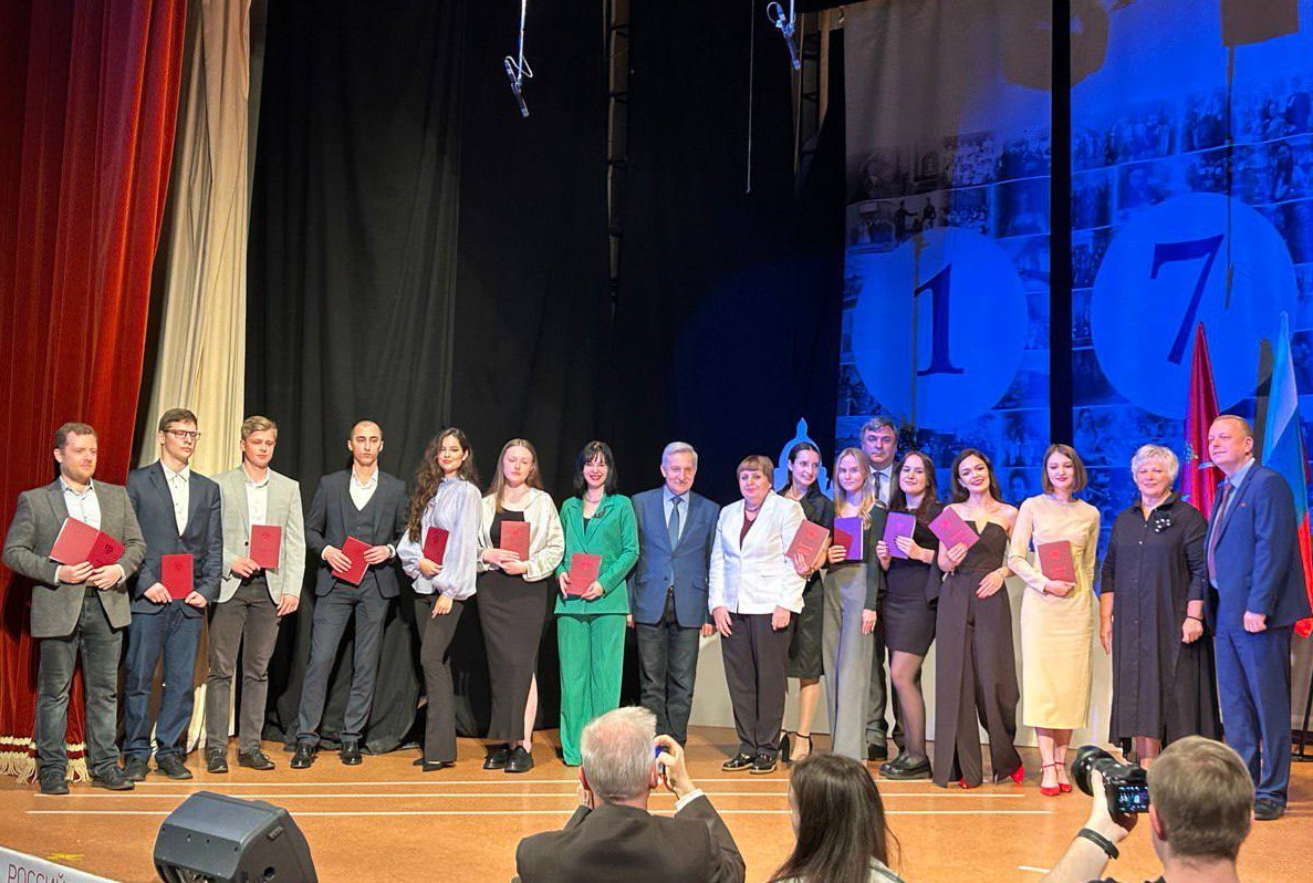 Состоялась торжественная церемония вручения дипломов с отличием студентам-выпусникам юридического факультета