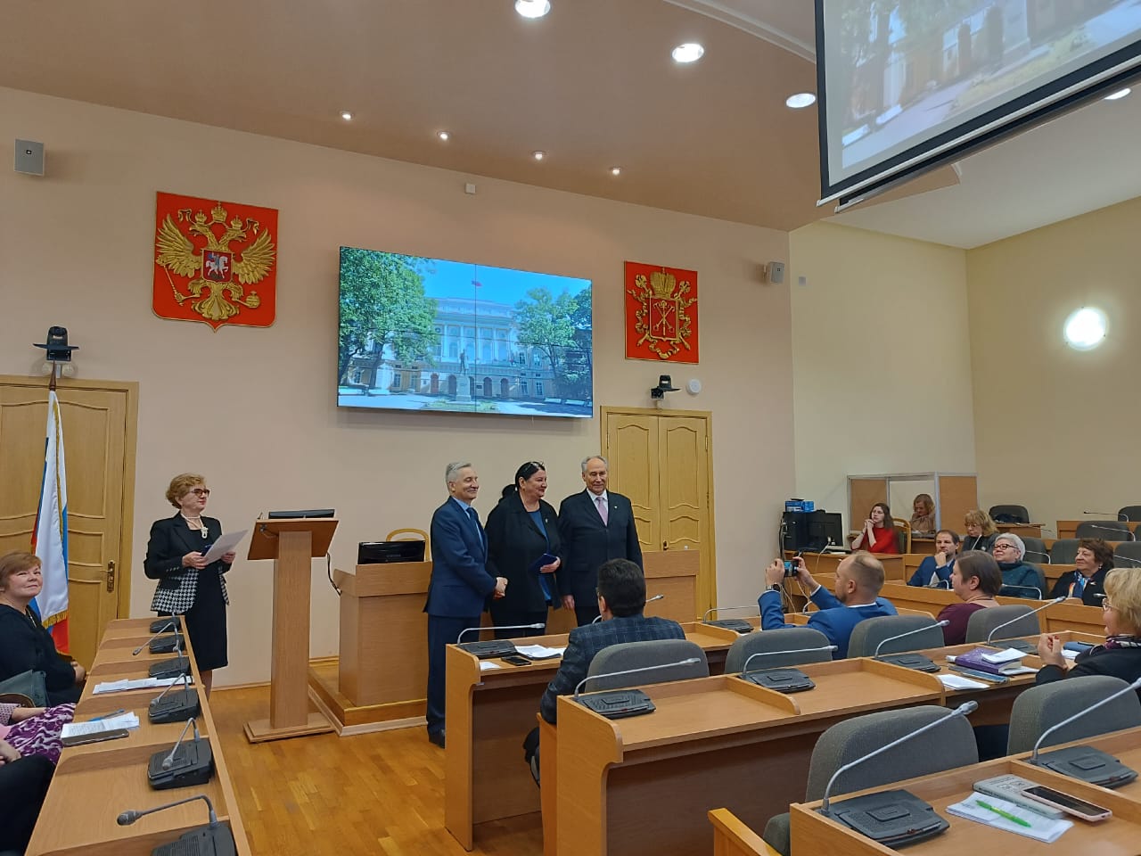 Богдановска Н.В. Награждение на ученом совете.jpg