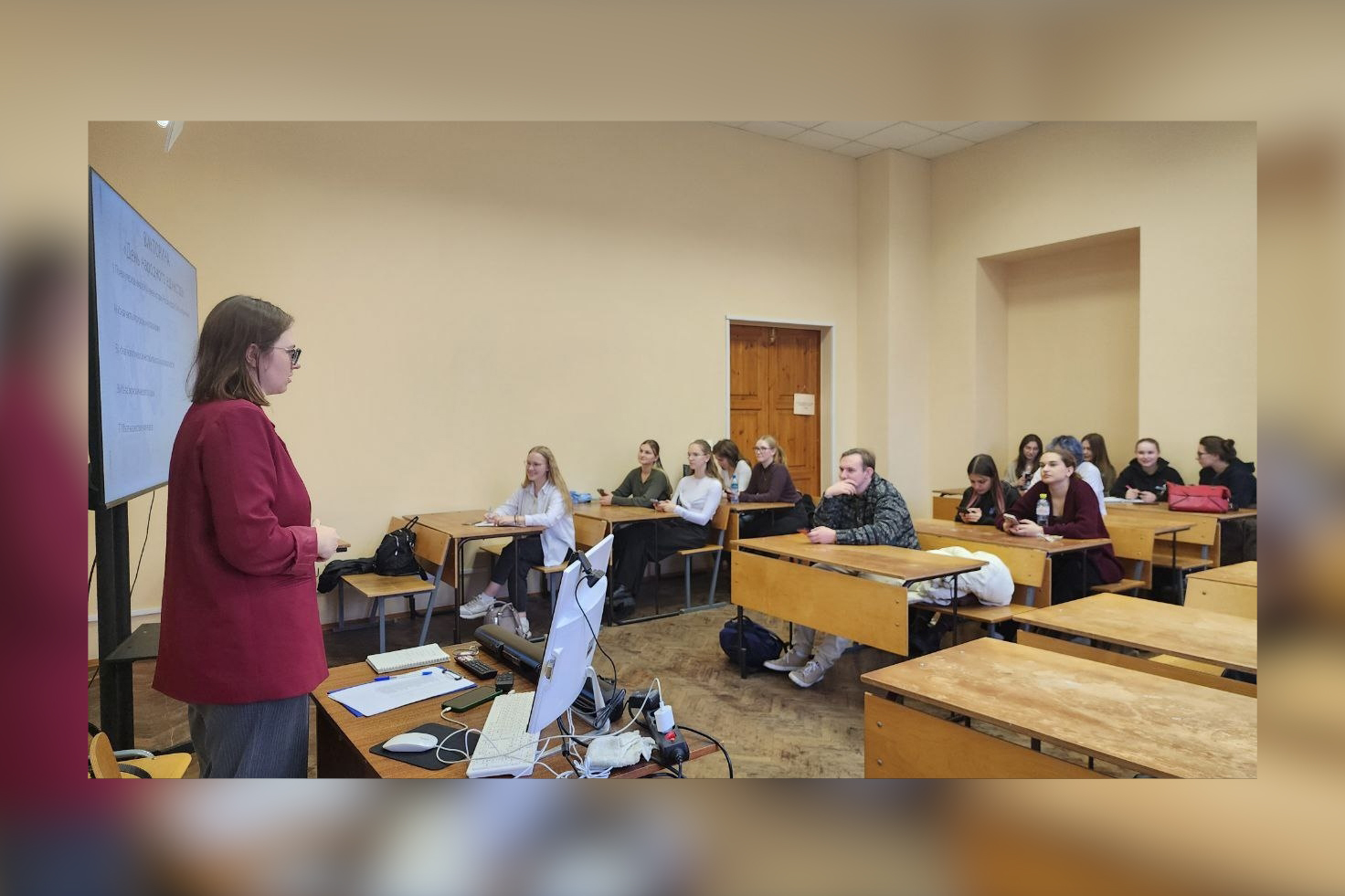 "Разговоры о важном": для первокурсников кафедры сурдопедагогики состоялся кураторский час, посвящённый истории России и Дню народного единства