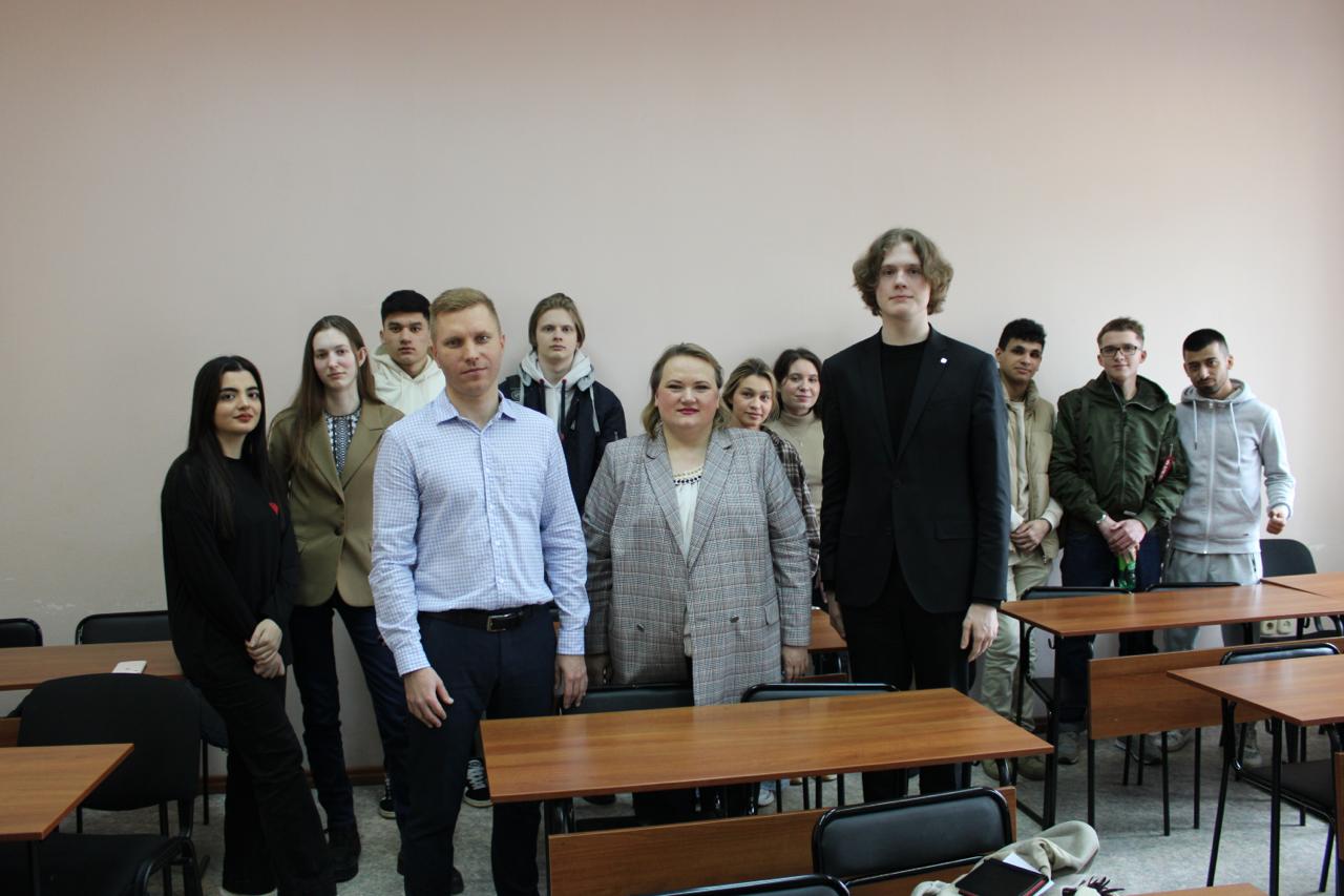 На юридическом факультете РГПУ им. А.И. Герцена прошла профориентационная встреча со старшим преподавателем кафедры уголовного процесса, выпускником 2010 года Тарасенко Е.А., действующим мировым судьей 194 участка Фрунзенского района г. Санкт-Петербурга